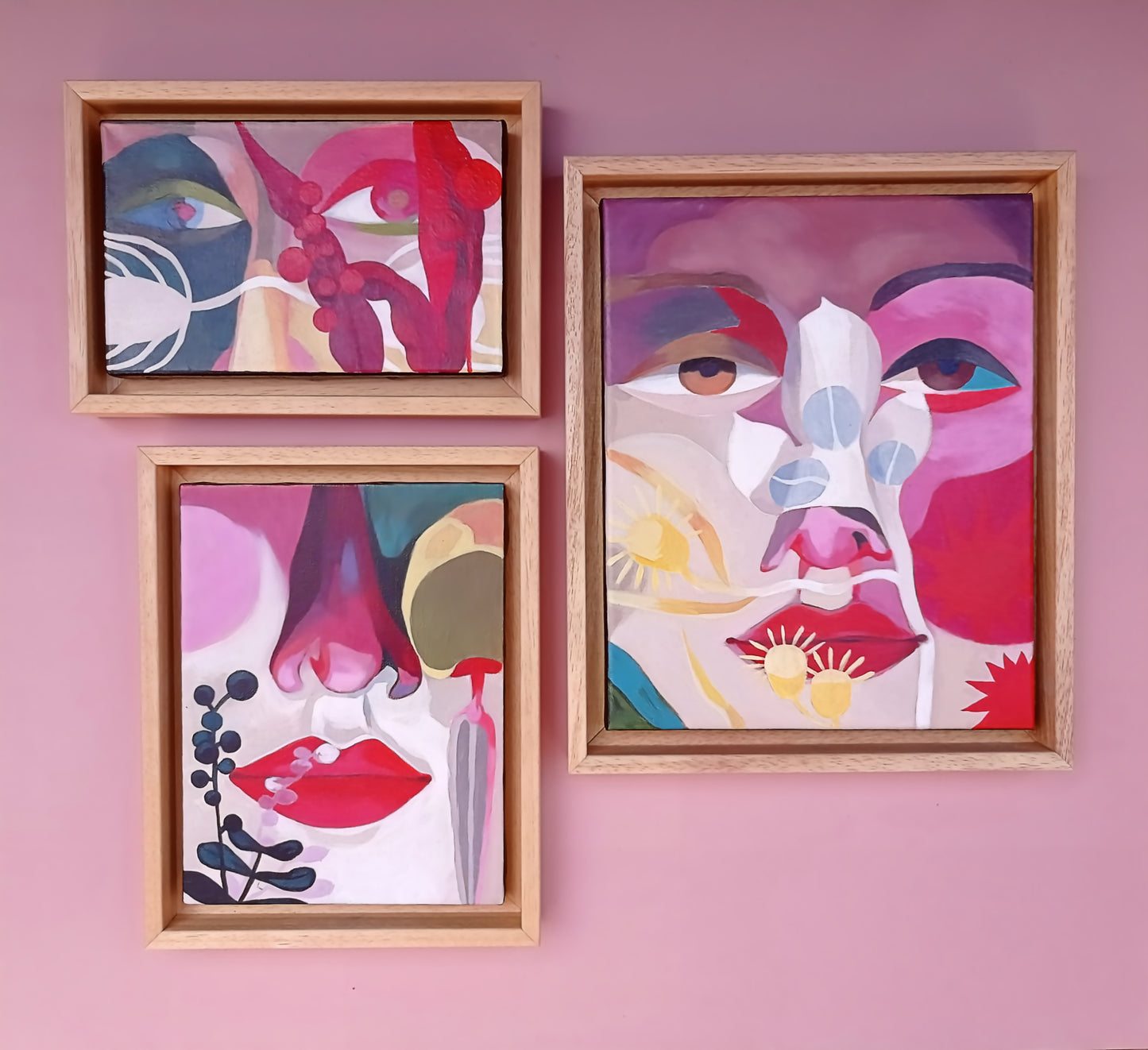 alle drei Gemälde der Serie, gerahmte Acrylbilder, kleine Gemälde, bunte Acrylmalerei, Acrylmalerei der Augen, rot, rosa, blau, grün, abstrakt, symbolisch, sinnliche Kunst, sinnliche Bilder, Augen, Mund